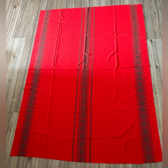 Vintage Embroidered Rectangular Tablecloth 81.5x60 Red Green Christmas Holidays - Picture 6 of 14